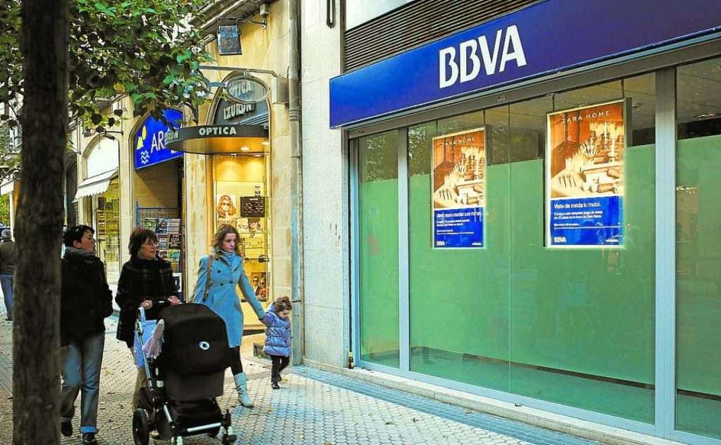 BBVA podría despedir 3.000 empleados