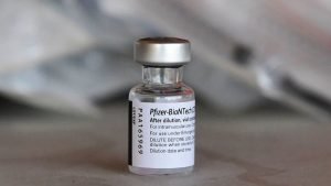 Las acciones de Pfizer suben ampliamente luego de que la FDA aprobara su vacuna